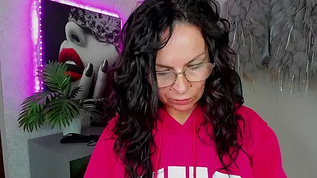 Snapshot of HelenLuxx chatting on 04/24/26, 03:25 HelenLuxx online show from 04/24/26, 03:25