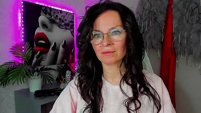Snapshot of HelenLuxx chatting on 04/27/26, 02:59 HelenLuxx online show from 04/27/26, 02:59