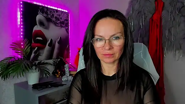 Snapshot of HelenLuxx chatting on 04/29/26, 05:30 HelenLuxx online show from 04/29/26, 05:30