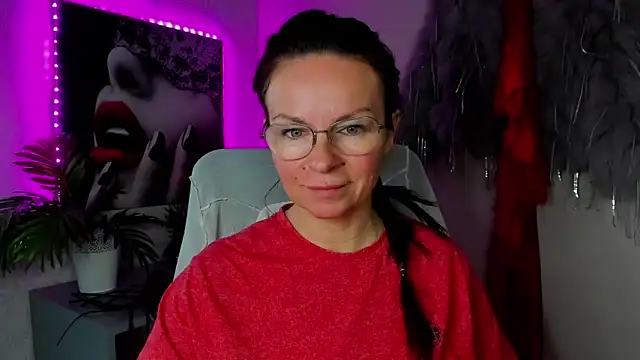 Snapshot of HelenLuxx chatting on 05/02/26, 06:29 HelenLuxx online show from 05/02/26, 06:29