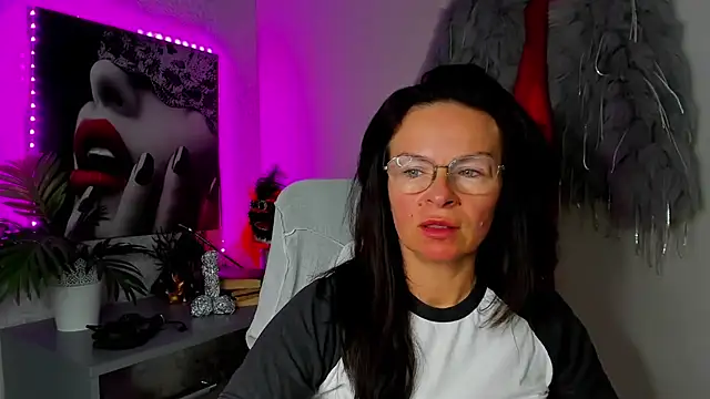 Snapshot of HelenLuxx chatting on 05/06/26, 03:17 HelenLuxx online show from 05/06/26, 03:17