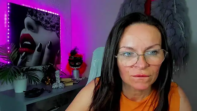 Snapshot of HelenLuxx chatting on 05/11/26, 02:45 HelenLuxx online show from 05/11/26, 02:45