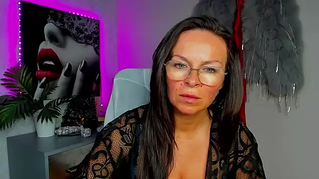 Snapshot of HelenLuxx chatting on 05/31/26, 06:31 HelenLuxx online show from 05/31/26, 06:31