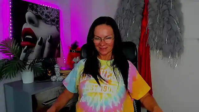 Snapshot of HelenLuxx chatting on 06/02/26, 04:20 HelenLuxx online show from 06/02/26, 04:20