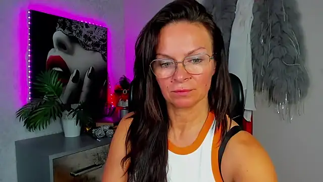 Snapshot of HelenLuxx chatting on 06/11/26, 04:38 HelenLuxx online show from 06/11/26, 04:38