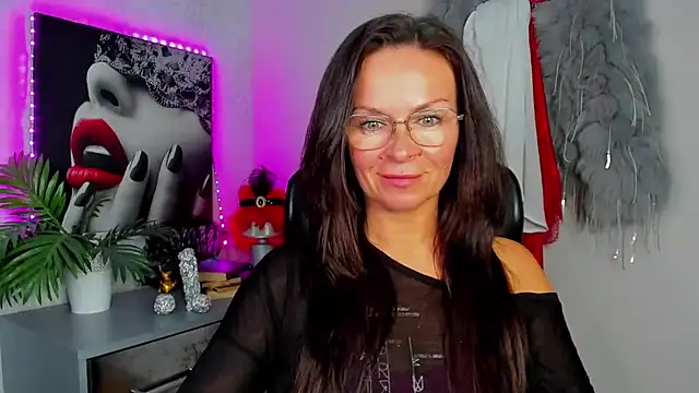 Snapshot of HelenLuxx chatting on 06/15/26, 03:14 HelenLuxx online show from 06/15/26, 03:14
