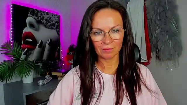 Snapshot of HelenLuxx chatting on 06/17/26, 03:24 HelenLuxx online show from 06/17/26, 03:24