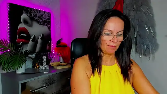 Snapshot of HelenLuxx chatting on 07/14/26, 12:33 HelenLuxx online show from 07/14/26, 12:33
