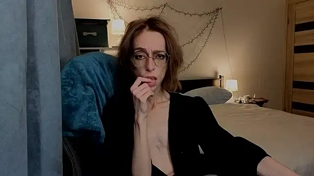 amber quell here online show from 10/10/25, 02:16