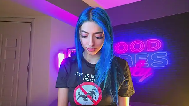 Snapshot of AriaVoss chatting on 12/13/24, 03:16 AriaVoss online show from 12/13/24, 03:16