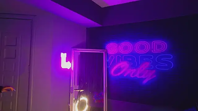 Snapshot of AriaVoss chatting on 12/28/24, 08:36 AriaVoss online show from 12/28/24, 08:36