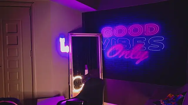 Snapshot of AriaVoss chatting on 02/10/25, 09:36 AriaVoss online show from 02/10/25, 09:36