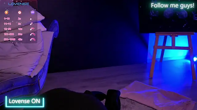 Snapshot of AriaVoss chatting on 10/08/25, 09:01 AriaVoss online show from 10/08/25, 09:01