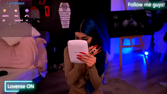 Snapshot of AriaVoss chatting on 10/29/25, 10:33 AriaVoss online show from 10/29/25, 10:33