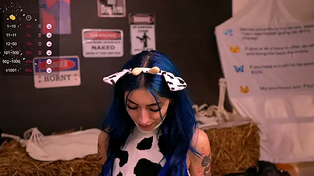 Snapshot of AriaVoss chatting on 10/30/25, 10:54 AriaVoss online show from 10/30/25, 10:54