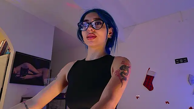 Snapshot of AriaVoss chatting on 12/21/25, 12:29 AriaVoss online show from 12/21/25, 12:29