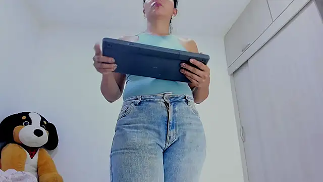 Snapshot of Amelia_Debora_Antonella chatting on 04/27/26, 01:31 Amelia Debora Antonella online show from 04/27/26, 01:31