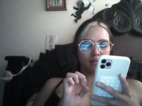 trianabell online show from 02/05/25, 04:03