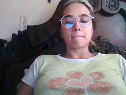 trianabell online show from 02/17/25, 03:42