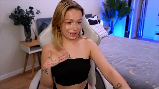 Snapshot of Lily_Yin chatting on 12/15/25, 07:23 Lily Yin online show from 12/15/25, 07:23