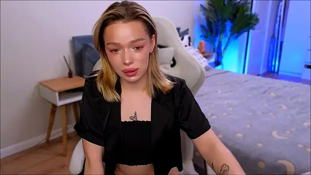 Snapshot of Lily_Yin chatting on 12/18/25, 05:24 Lily Yin online show from 12/18/25, 05:24