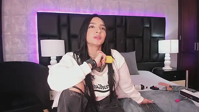 Snapshot of MiaSweeths chatting on 12/27/24, 07:03 MiaSweeths online show from 12/27/24, 07:03