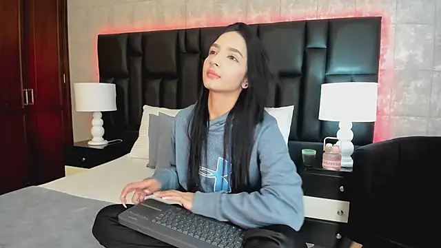 Snapshot of MiaSweeths chatting on 02/06/25, 11:32 MiaSweeths online show from 02/06/25, 11:32