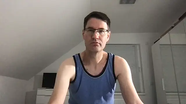 Snapshot of zxzx_cam1 chatting on 12/15/24, 03:53 zxzx cam1 online show from 12/15/24, 03:53