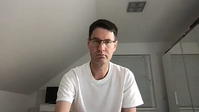 Snapshot of zxzx_cam1 chatting on 12/15/24, 09:53 zxzx cam1 online show from 12/15/24, 09:53