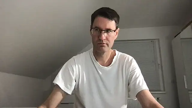 Snapshot of zxzx_cam1 chatting on 12/20/24, 04:46 zxzx cam1 online show from 12/20/24, 04:46