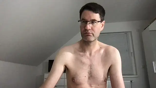 Snapshot of zxzx_cam1 chatting on 12/28/24, 01:39 zxzx cam1 online show from 12/28/24, 01:39