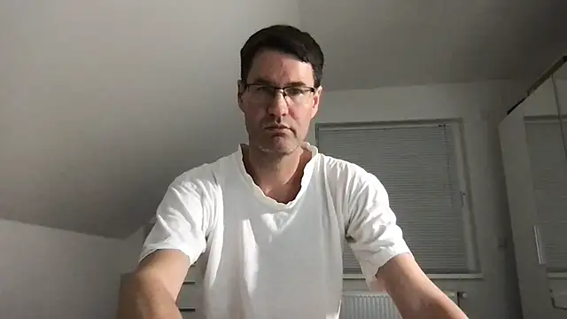 Snapshot of zxzx_cam1 chatting on 12/31/24, 08:34 zxzx cam1 online show from 12/31/24, 08:34