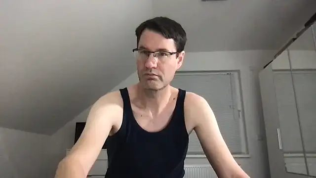 Snapshot of zxzx_cam1 chatting on 02/01/25, 10:44 zxzx cam1 online show from 02/01/25, 10:44