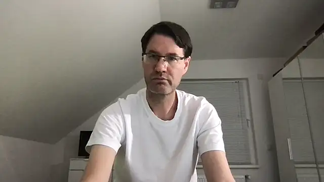 Snapshot of zxzx_cam1 chatting on 03/22/25, 04:04 zxzx cam1 online show from 03/22/25, 04:04