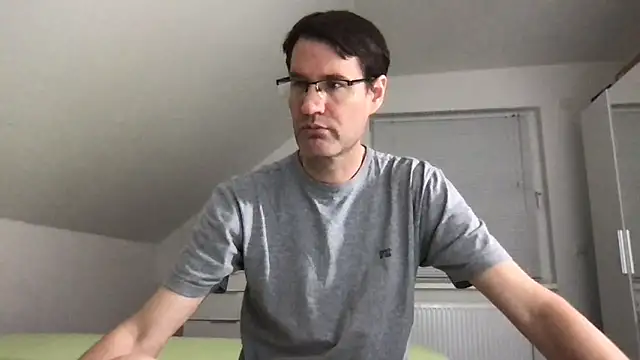 Snapshot of zxzx_cam1 chatting on 10/11/25, 05:33 zxzx cam1 online show from 10/11/25, 05:33