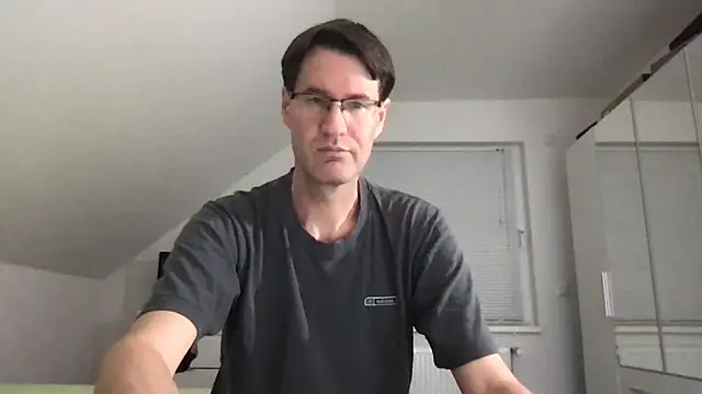 Snapshot of zxzx_cam1 chatting on 10/20/25, 07:36 zxzx cam1 online show from 10/20/25, 07:36