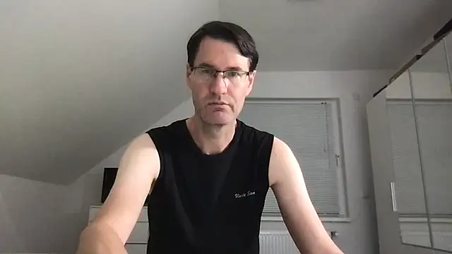 Snapshot of zxzx_cam1 chatting on 10/25/25, 03:51 zxzx cam1 online show from 10/25/25, 03:51