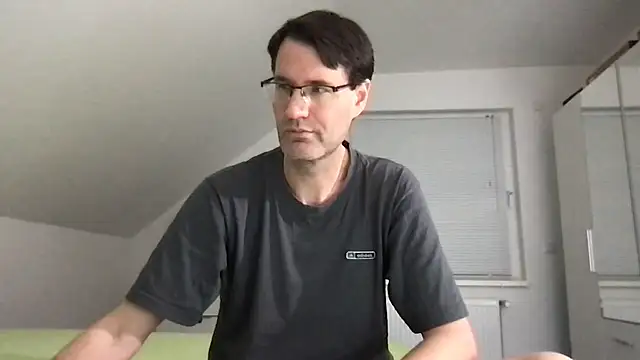 Snapshot of zxzx_cam1 chatting on 10/26/25, 05:08 zxzx cam1 online show from 10/26/25, 05:08