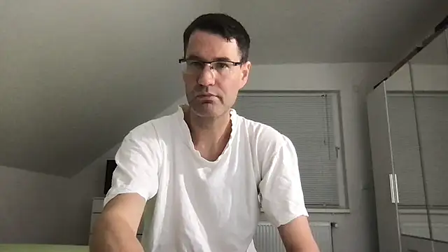 Snapshot of zxzx_cam1 chatting on 11/01/25, 04:09 zxzx cam1 online show from 11/01/25, 04:09