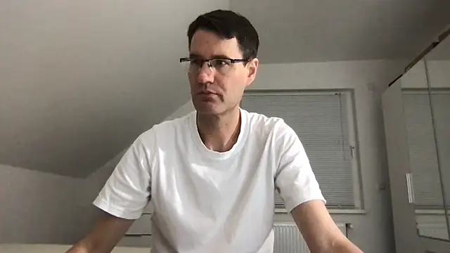 Snapshot of zxzx_cam1 chatting on 11/14/25, 06:28 zxzx cam1 online show from 11/14/25, 06:28