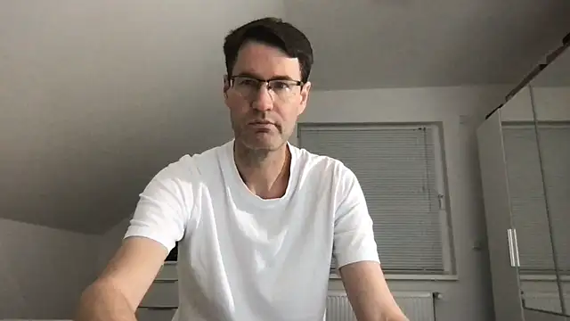 Snapshot of zxzx_cam1 chatting on 11/29/25, 04:10 zxzx cam1 online show from 11/29/25, 04:10