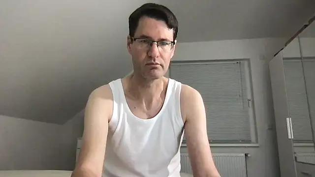 Snapshot of zxzx_cam1 chatting on 12/14/25, 05:18 zxzx cam1 online show from 12/14/25, 05:18