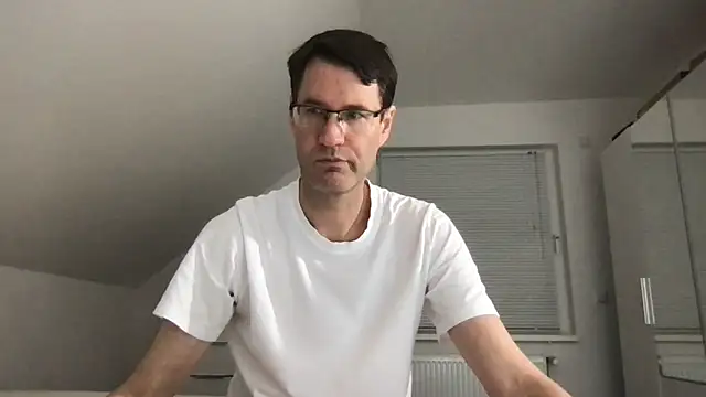 Snapshot of zxzx_cam1 chatting on 12/15/25, 06:01 zxzx cam1 online show from 12/15/25, 06:01