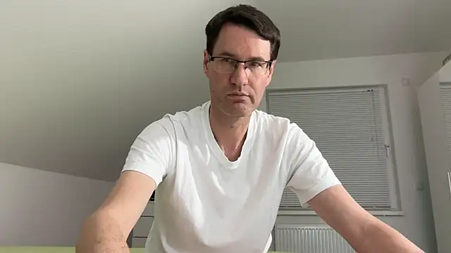 Snapshot of zxzx_cam1 chatting on 03/17/26, 04:10 zxzx cam1 online show from 03/17/26, 04:10