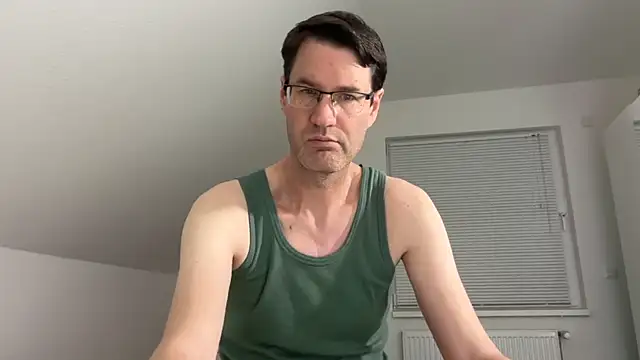 Snapshot of zxzx_cam1 chatting on 04/03/26, 09:35 zxzx cam1 online show from 04/03/26, 09:35