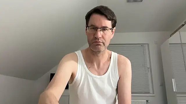 Snapshot of zxzx_cam1 chatting on 04/05/26, 03:20 zxzx cam1 online show from 04/05/26, 03:20