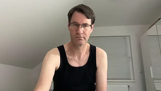 Snapshot of zxzx_cam1 chatting on 04/17/26, 03:37 zxzx cam1 online show from 04/17/26, 03:37