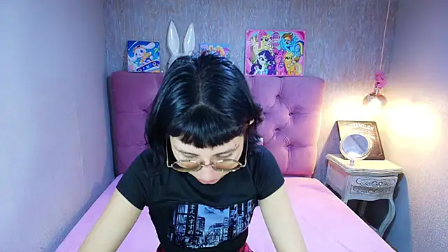 Snapshot of charlottemoonxz chatting on 05/19/26, 04:24 charlottemoonxz online show from 05/19/26, 04:24