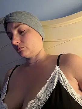 Snapshot of MilfyMrsRobinson chatting on 05/26/26, 10:17 MilfyMrsRobinson online show from 05/26/26, 10:17