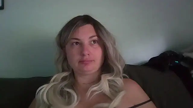 Snapshot of MilfyMrsRobinson chatting on 06/17/26, 01:01 MilfyMrsRobinson online show from 06/17/26, 01:01
